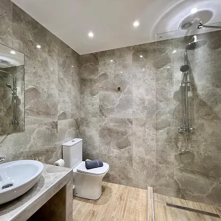 Xenios Suites, Modern Center Living Daire