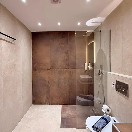 Xenios Suites, Modern Center Living Daire