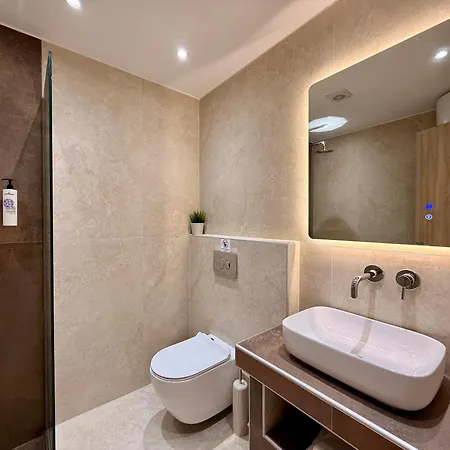 Xenios Suites, Modern Center Living Daire