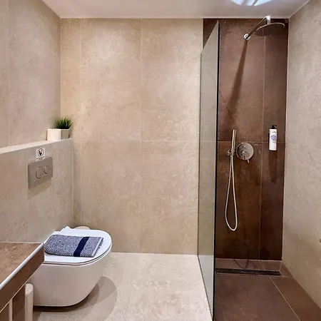 Daire Xenios Suites, Modern Center Living